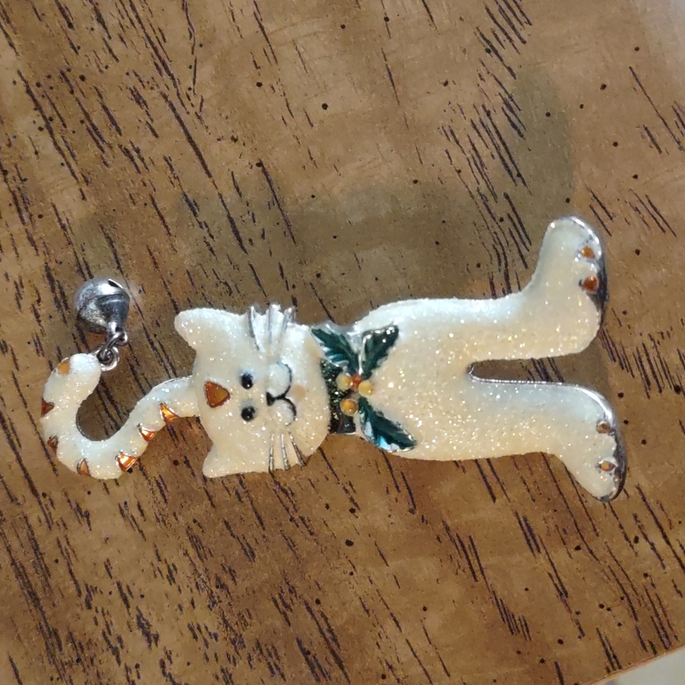 Kitty cat brooch